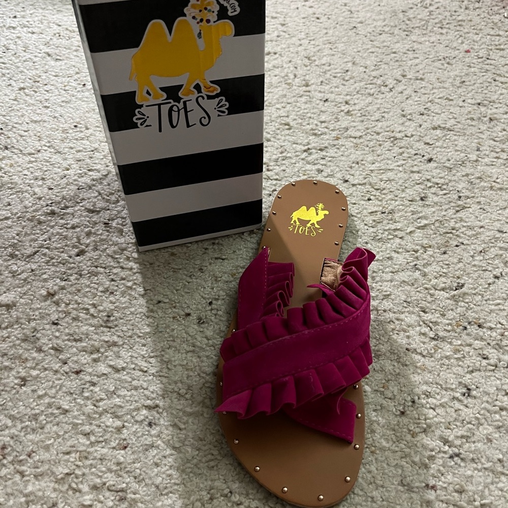 NIB Camel Toes sandals in fuscia size 8 with gold accents